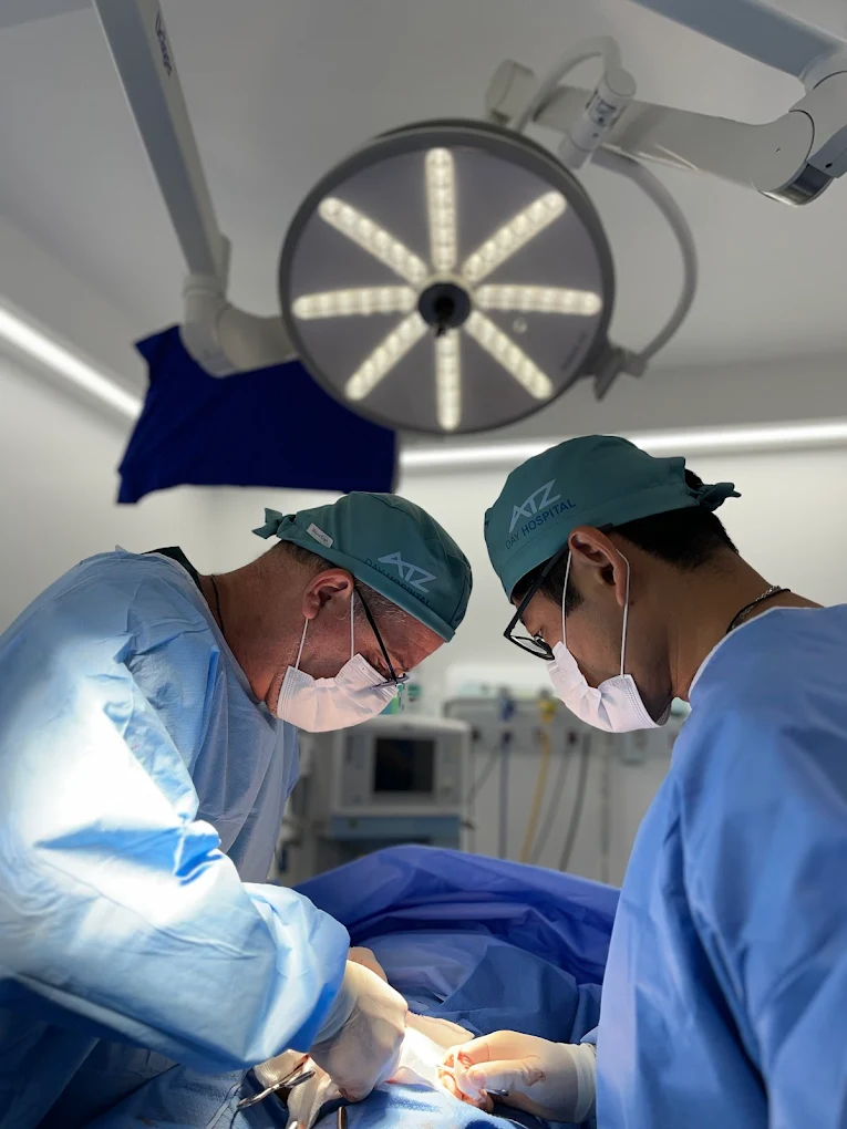 Equipe cirúrgica em procedimento — ATZ Day Hospital