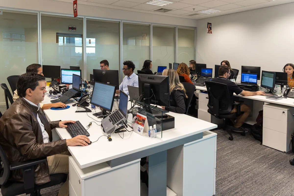 Equipe Camil trabalhando no escritório