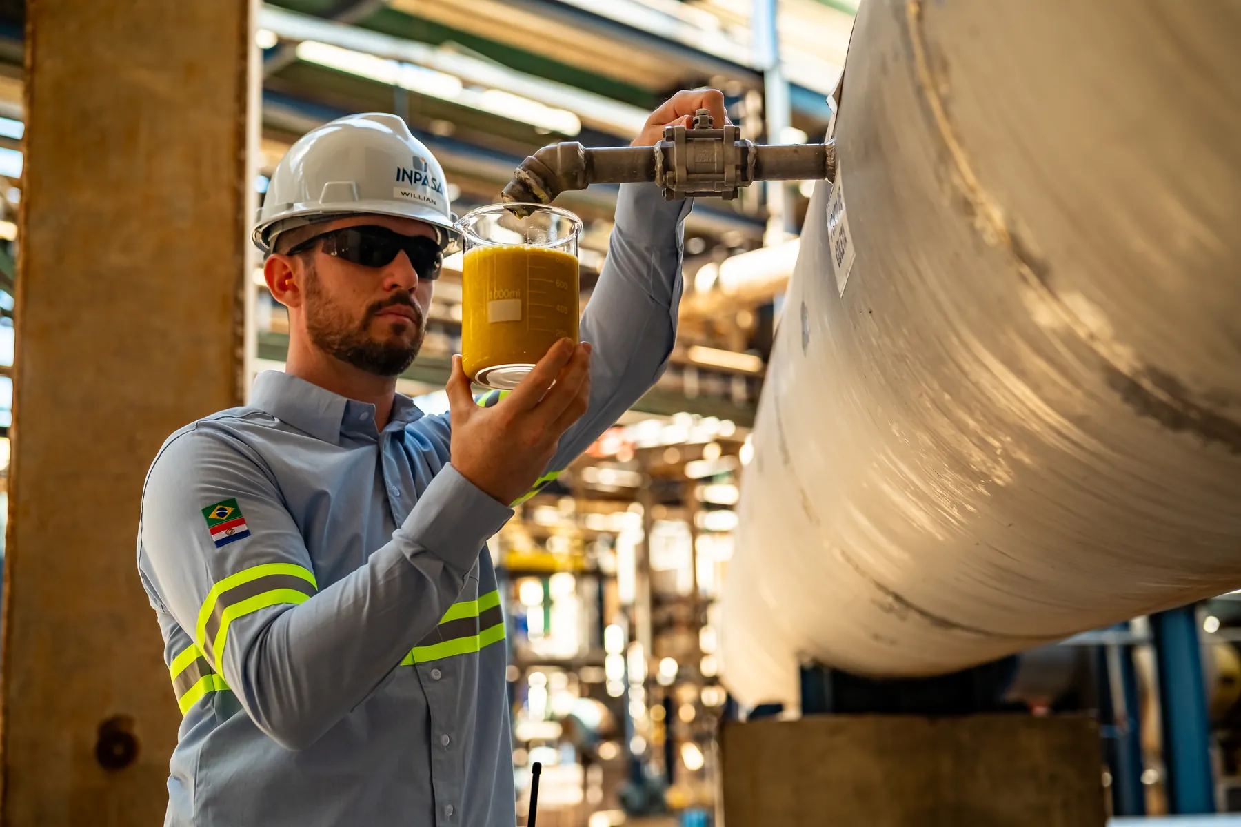 Funcionário da Inpasa coletando amostra na área industrial