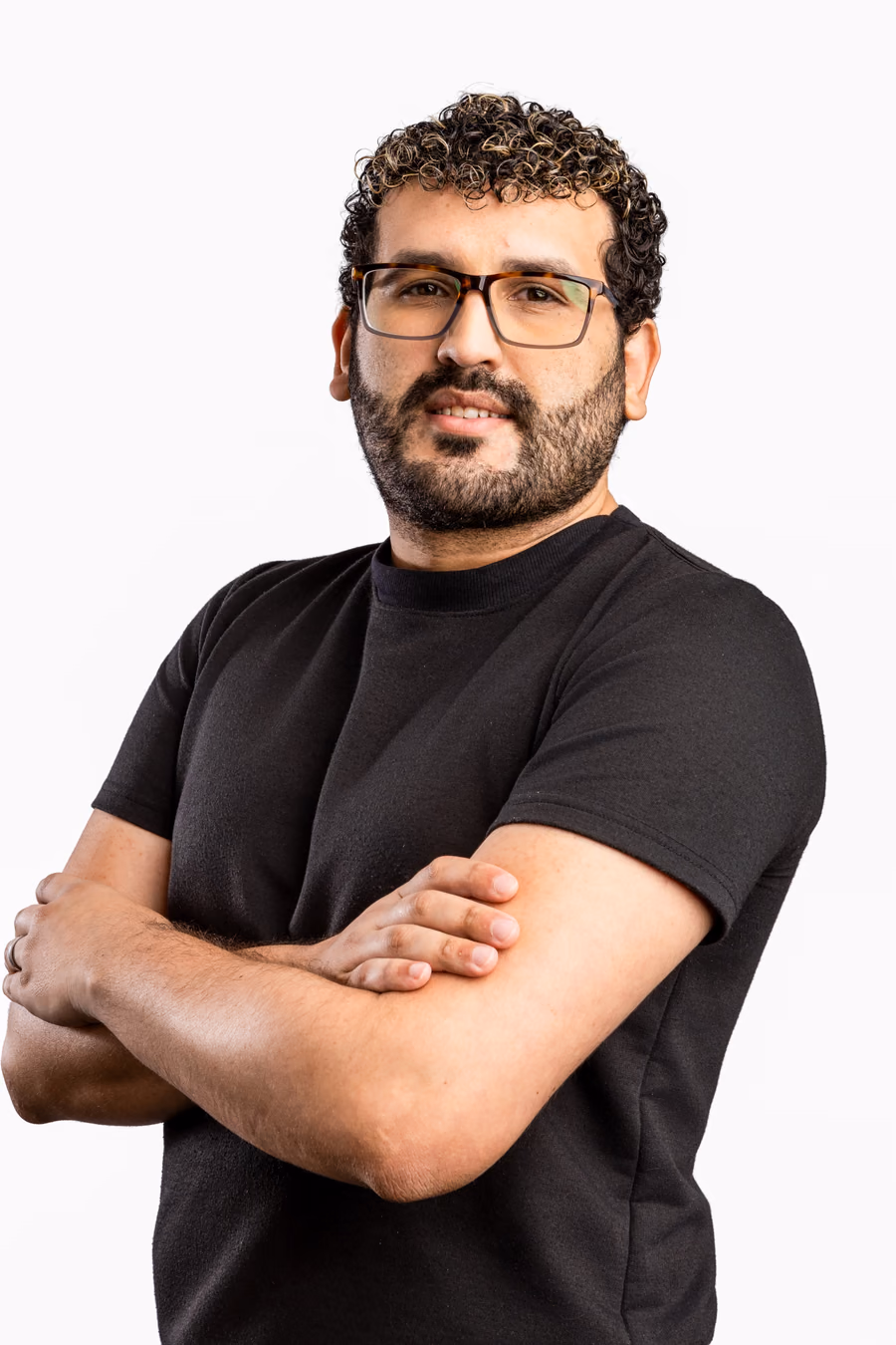 Colaborador do Starbucks de braços cruzados; em seguida, a foto troca e ele aparece com um copo do Starbucks