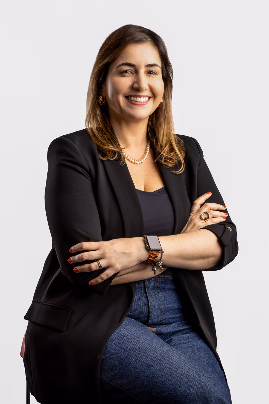 Colaboradora da Zamp de braços cruzados; em seguida, a foto troca e ela aparece segurando produtos do Burger King, Popeyes, Starbucks e Subway
